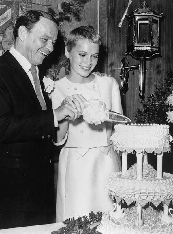 Frank Sinatra con su esposa Mia Farrow