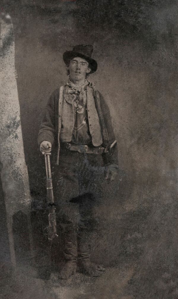 La fotografía más famosa de Billy the Kid, posando con un rifle alrededor de 1880