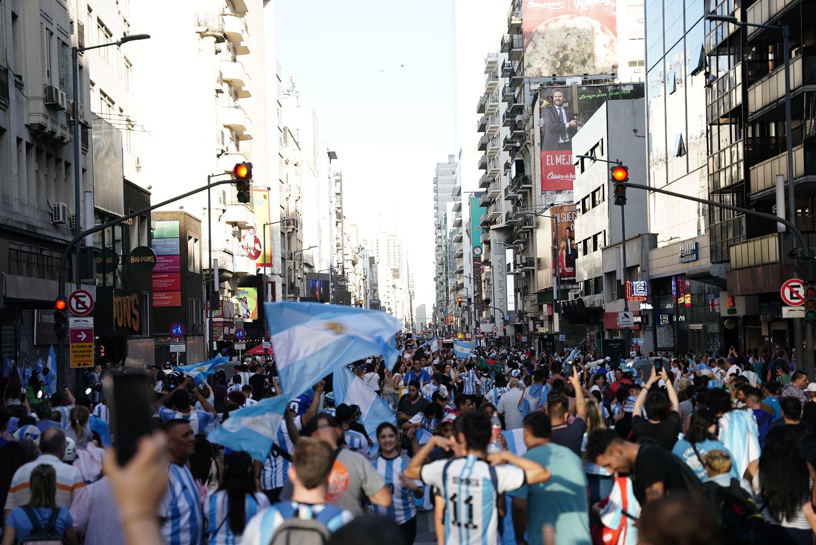La Avenida Corrientes fue una de las principales rutas a través de las cuales la gente se acercó a celebrar 