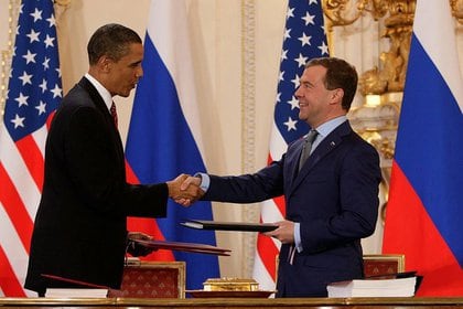 FOTO DE ARCHIVO: Los presidentes de Rusia, Dmitri Medvedev, y de Estados Unidos, Barack Obama, durante la firma del New START en Praga en 2010