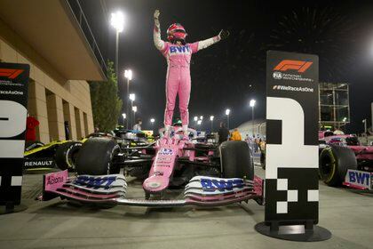 La alegría de Checo Pérez al ganar el Gran Premio de Sakhir en Bahrein, el primero de su carrera en la F1 (Foto: AP)
