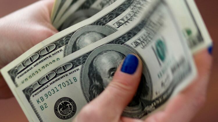 El dólar al público se vendió $43,41 según el promedio del Central, y a $43,5 en el Banco Nación (Reuters)