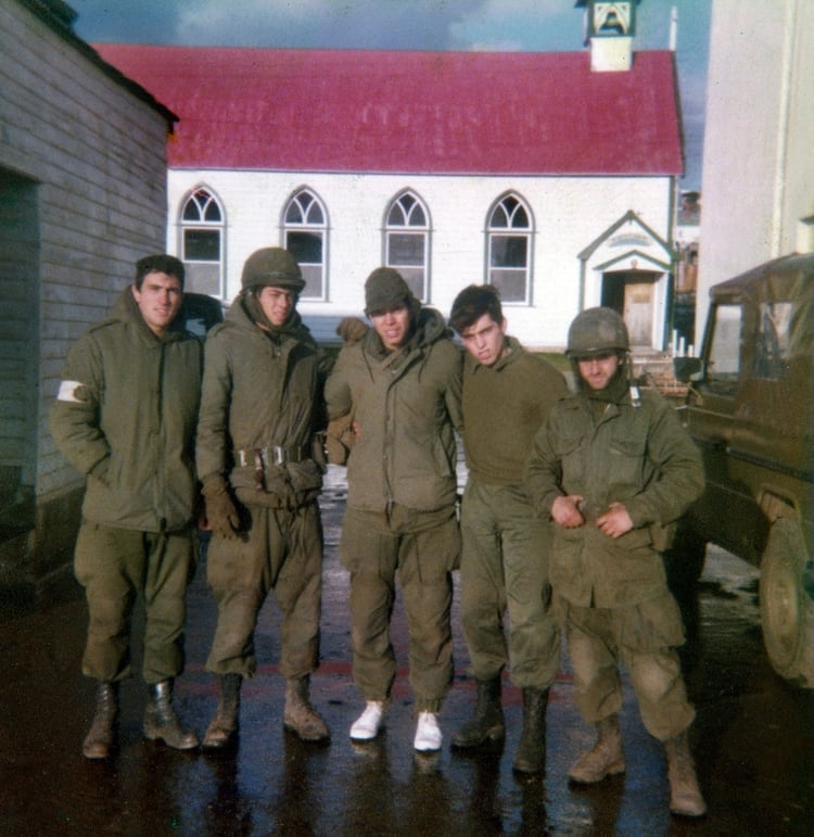 De izquierda a derecha: Oscar Bonomi, Fabián Bolonté, Ariel Murzi, Héctor Nazaralet y Nicolás Faturos con la iglesia Saint Mary de fondo, en 1982