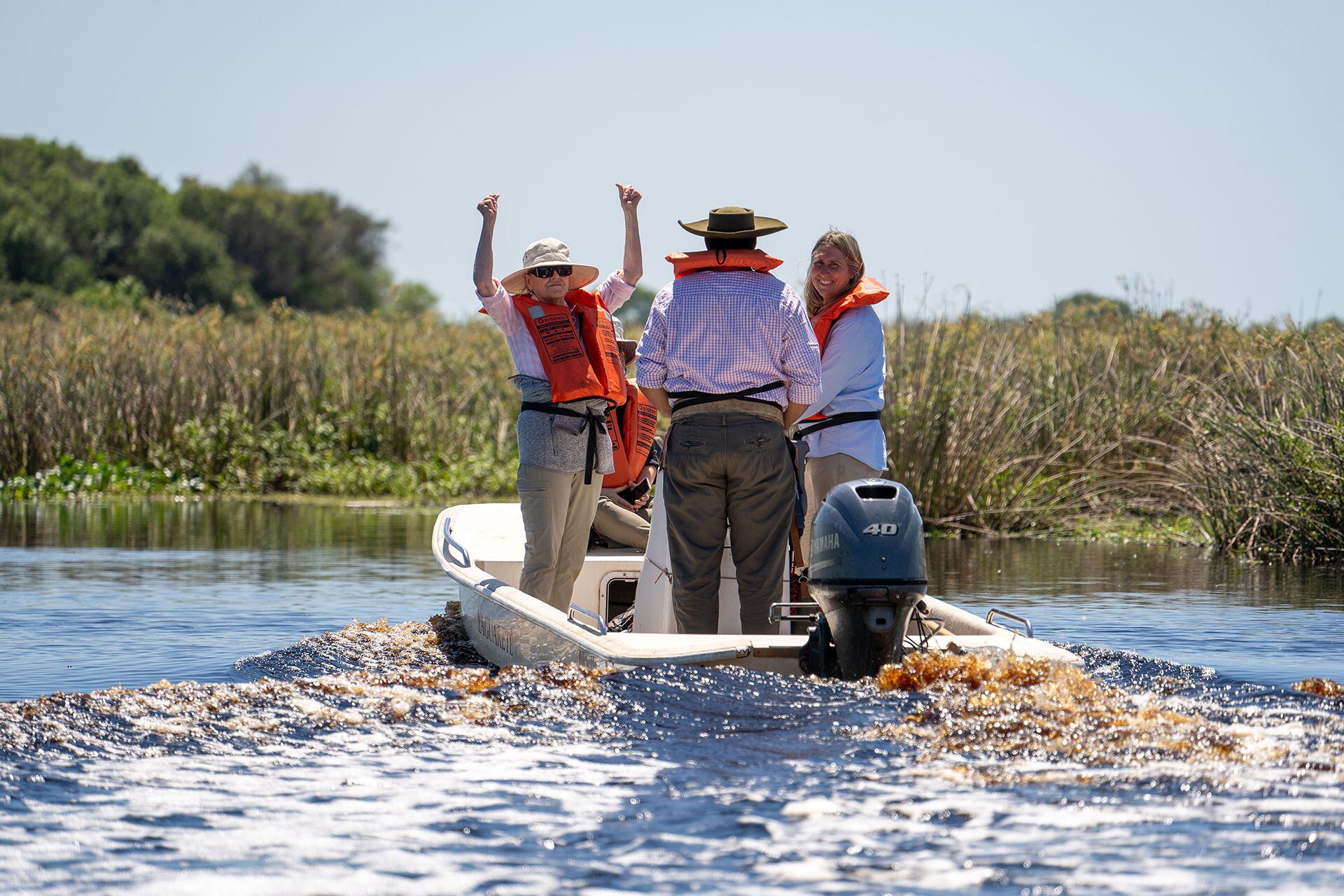 Kristine Tompkins y Sofía Heinonen en Iberá en pleno trabajo de la Fundación Rewilding Argentina para conservar los ecosistemas