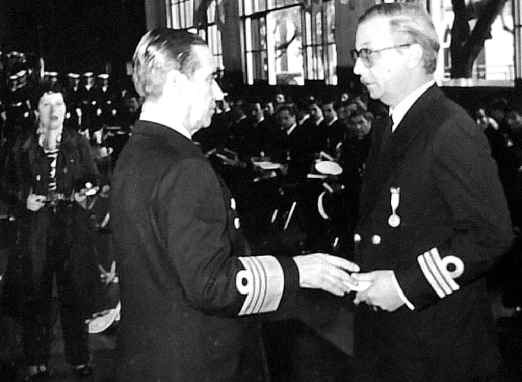 El almirante Anaya le entrega a Julio Pérez la medalla “al esfuerzo y la abnegación”