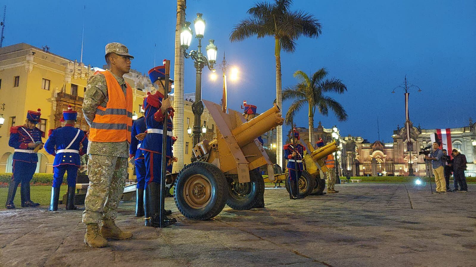 Legión Peruana de la Guardia del Ejército son los encargados de dar los 21 cañonazos | Infobae / Valeria Coca