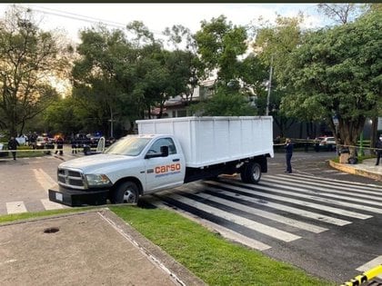 Una camioneta con el logo de grupo Carso le cerró el paso al vehículo donde viajaba el secretario (Foto: SSC CDMX)