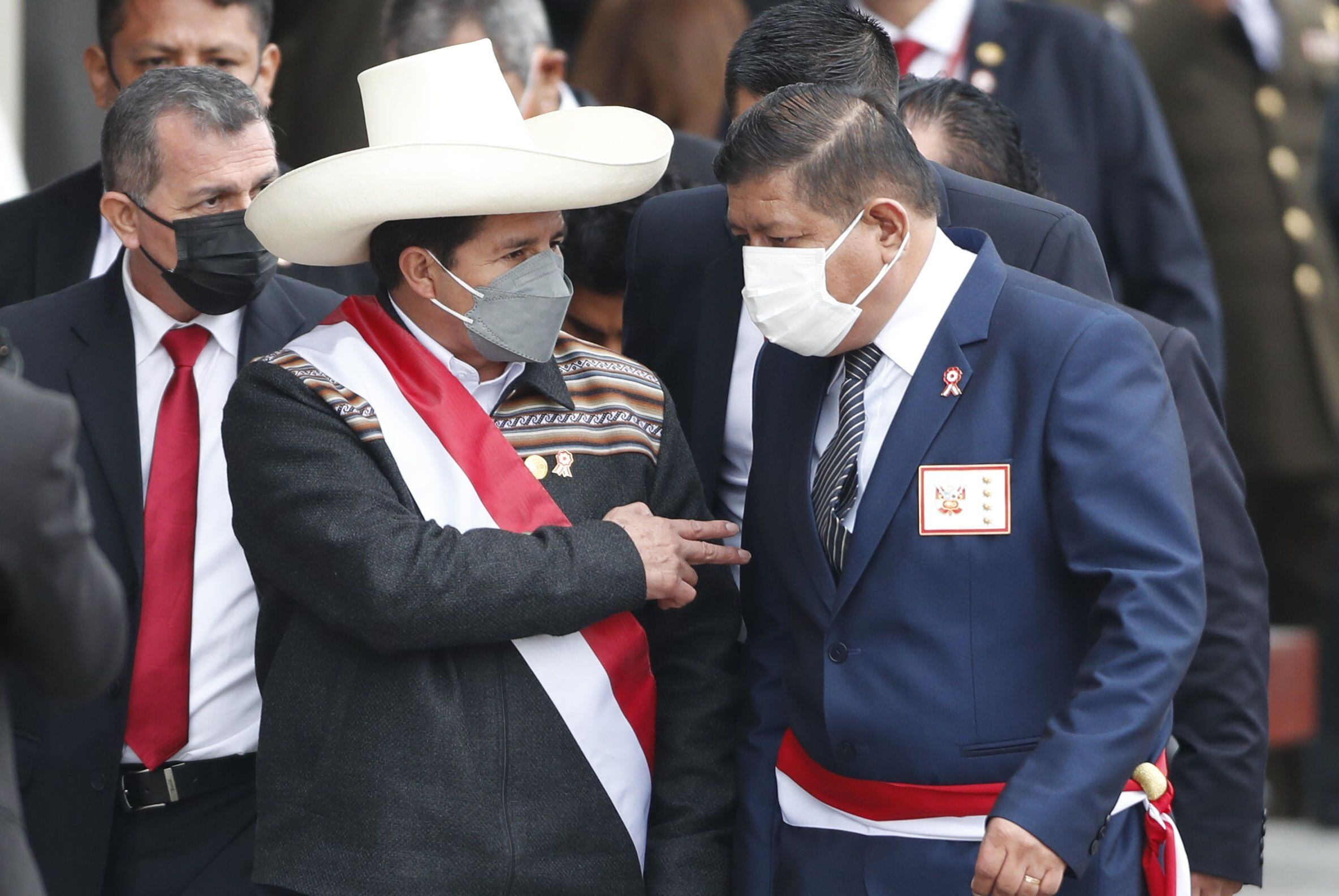 El presidente de Perú, Pedro Castillo, junto a su exministro de Defensa, Wálter Ayala. Foto: EFE/Paolo Aguilar