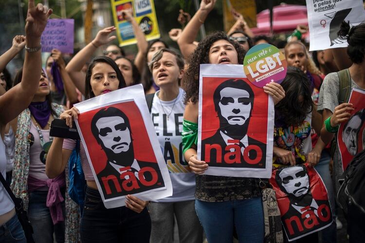 Mujeres en distintos lugares de Brasil han marchado contra el candidato Jai Bolsonaro quien ha demostrado ser racista, misógeno y homofóbico (AFP)