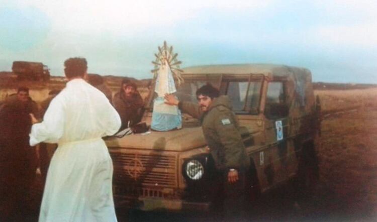 La Virgen llegó a las islas por el entonces capellán mayor de la Fuerza Aérea Argentina, monseñor Roque Manuel Puyelli, el viernes santo del 9 de abril de 1982