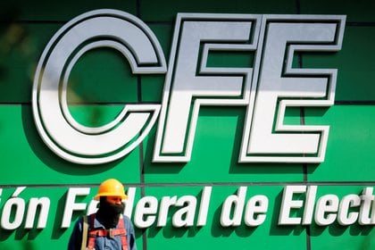 Logo de la CFE en un edificio de Monterrey. 9 de febrero de 2021
 REUTERS/Daniel Becerril