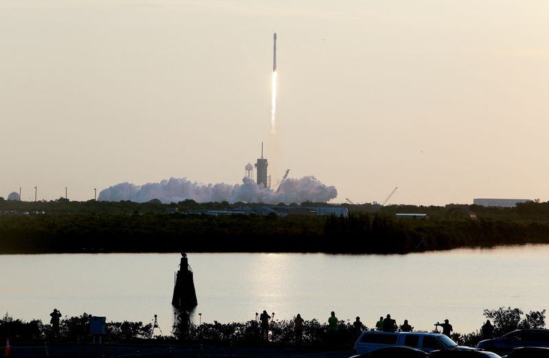FOTO DE ARCHIVO: Un cohete Falcon 9 de SpaceX despega transportando 53 satélites de Internet Starlink, desde el Centro Espacial Kennedy en Cabo Cañaveral, Florida, Estados Unidos. 18 de mayo, 2022. REUTERS/Joe Skipper/Archivo