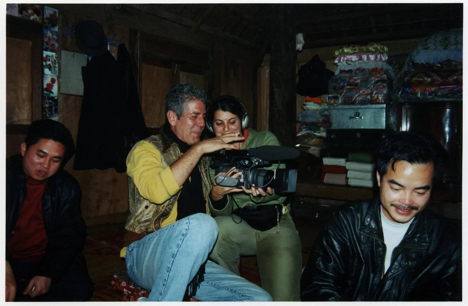Lydia Tenaglia con Anthony Bourdain en Hanoi, 2002. Foto cortesía de Lydia Tenaglia.