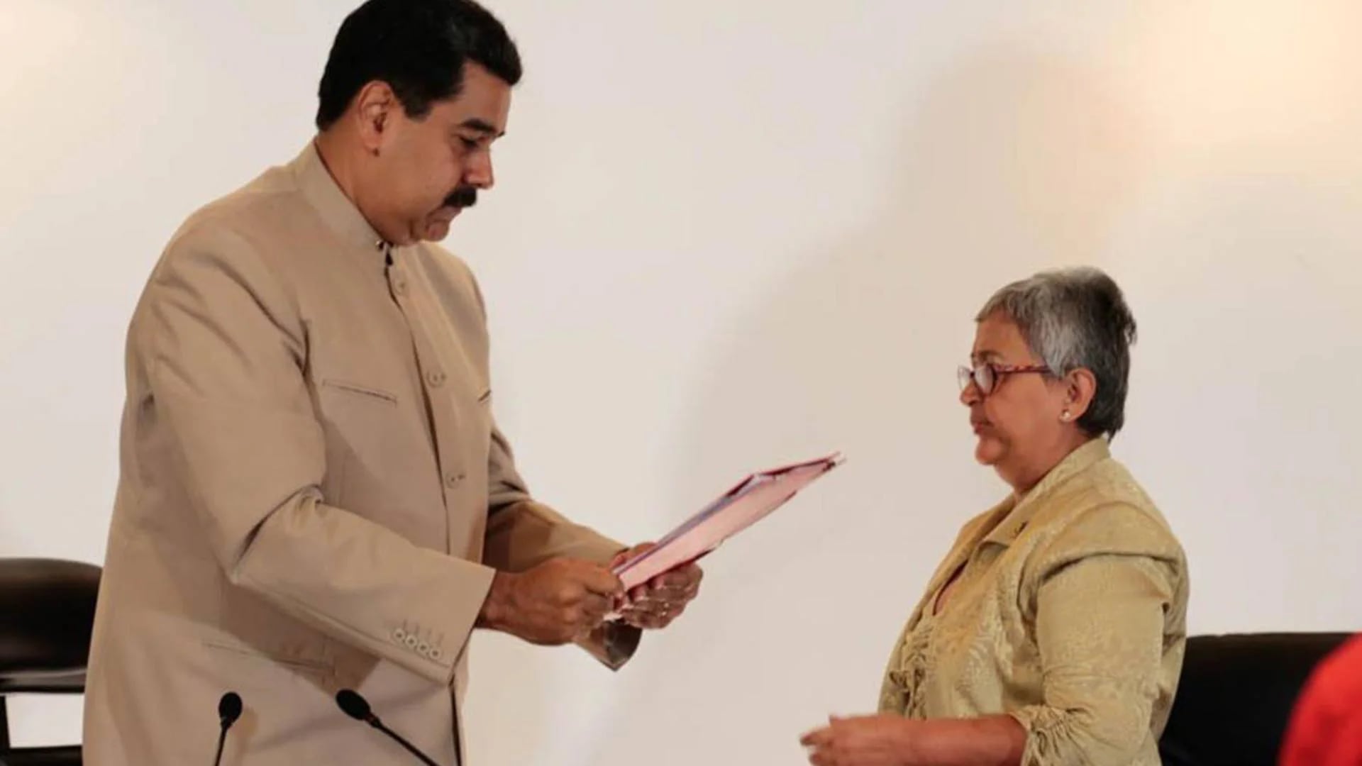Nicolás Maduro entrega el decreto a la presidente del CNE, Tibisay Lucena