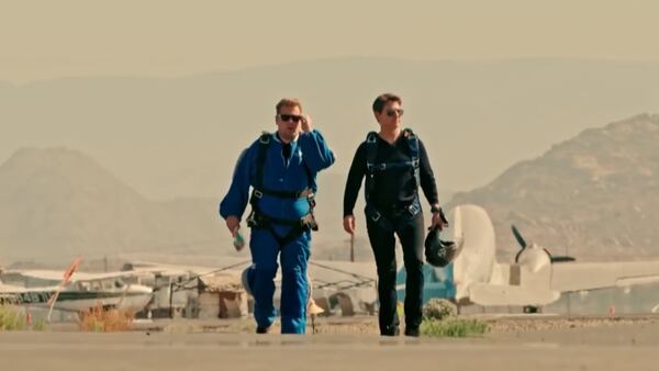 Tom Cruise y James Corden se lanzaron de un avión para promocionar Misión Imposible Fallout