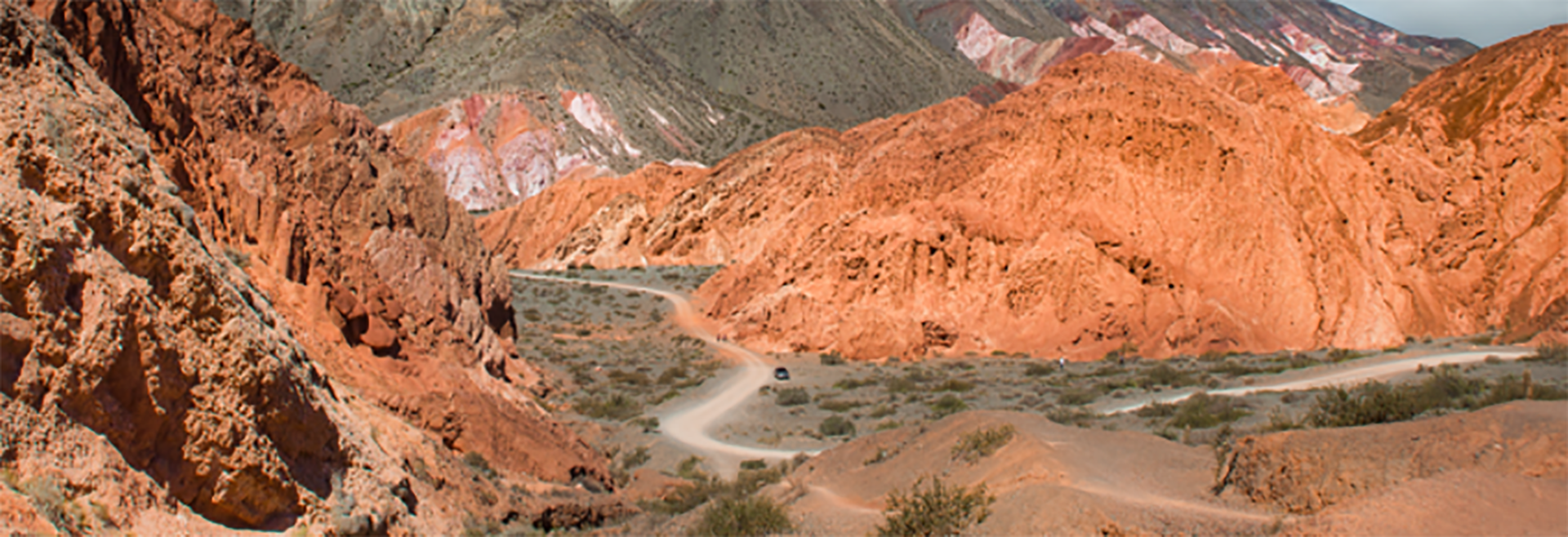 Los cerros colorados dibujan paisajes casi irreales (Foto: Ministerio de Turismo de Jujuy)