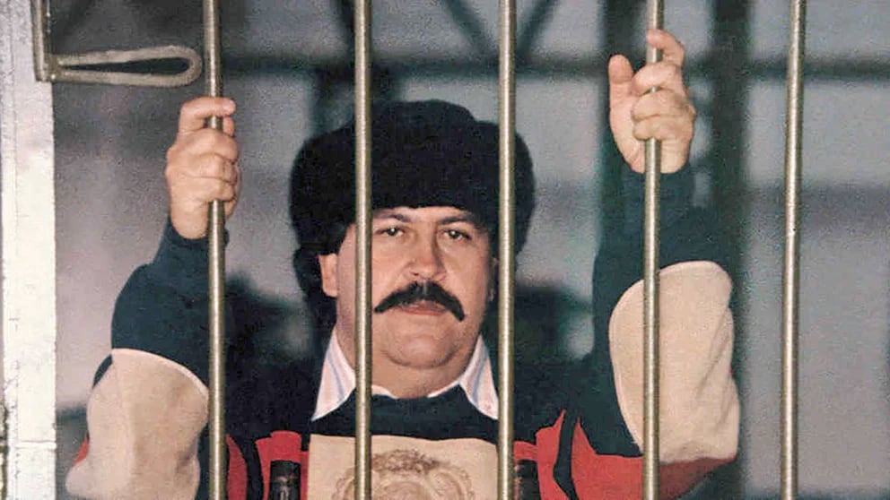 La única foto que se tiene de Pablo Escobar,cabecilla del Cartel de Medellín, durante su reclusión en lacárcel La Catedral, de Envigado.