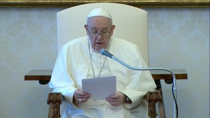El papa Francisco habla durante su audiencia semanal en este fotograma de un vídeo grabado en el Vaticano, el 3 de junio de 2020. Vatican Media/Handout via REUTERS