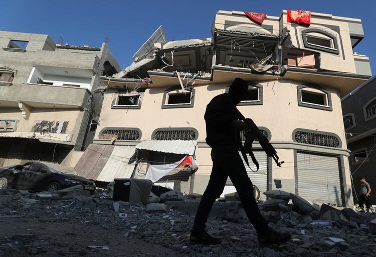 Un miliciano palestino caminca cerca de la casa del líder de Yihad Islámica Baha Abu Al-Atta (REUTERS/Mohammed Salem)