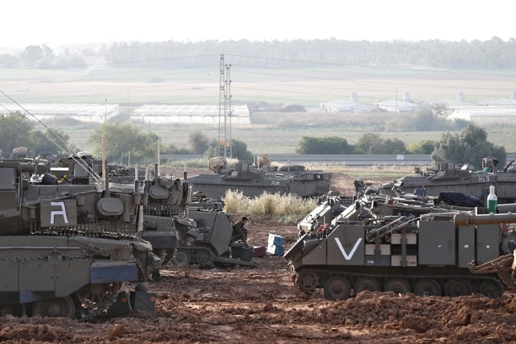 Tanques y transportes de tropas blindados de las Fuerzas de Defensa de Israel en la frontera con Gaza, en mayo de 2019 (REUTERS/Ronen Zvulun)