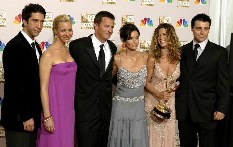 El elenco en 2002, durante la entrega 54 de los Emmy Awards en Los Ángeles (REUTERS/Mike Blake)
