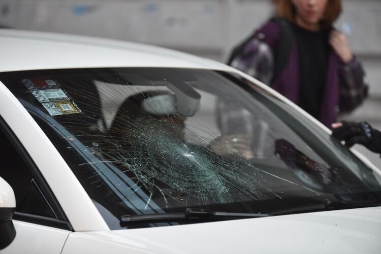 Varios autos en cercanías del consulado chileno sufrieron las consecuencias de la violencia en las calles