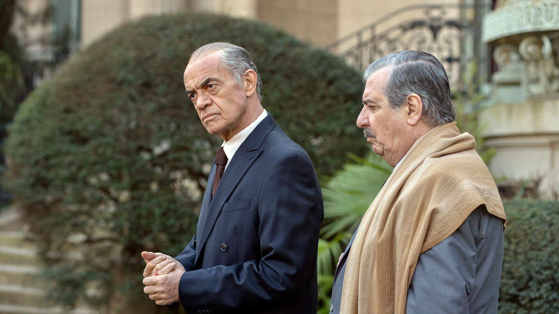 Jean Pierre Noher y Manuel Callau como Fernando de la Rúa y Raúl Alfonsín, respectivamente, en la serie Diciembre 2001