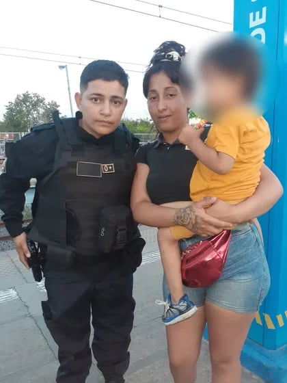 Una agente de la Policía Bonaerense fue la improvisada rescatista que auxilió al niño de 2 años en las vías del tren Roca.