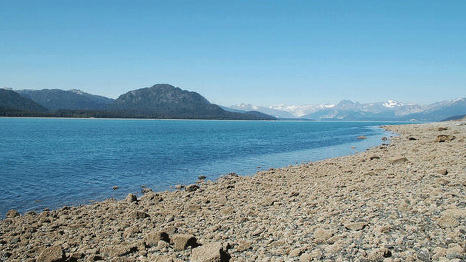 La imagen tomada en el año 2005 desde la misma zona de la playa muestra el abrupto cambio del Glaciar Muir. Ya no se observan icebergs Bruce F. Molnia / USGS 163