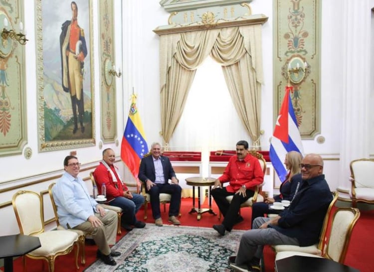 Miguel Dia-Canel con Nicolas Maduro en el Palacio de Miraflores, en Caracas. El cubano fue a apoyarlo en la clausura del Foro de San Pablo