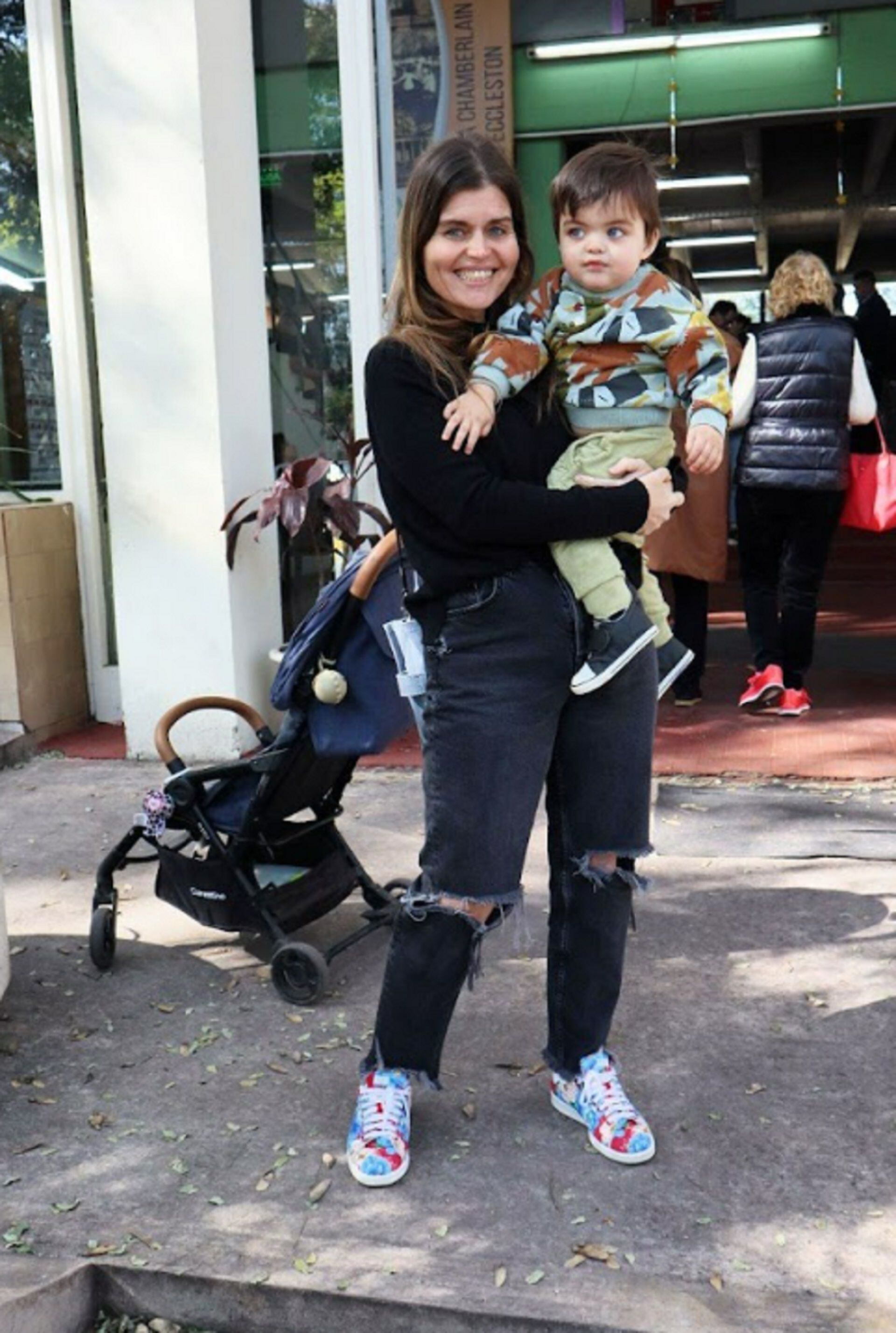 Angie Balbiani fue a emitir su voto junto a su bebé, Cósimo (Teleshow)