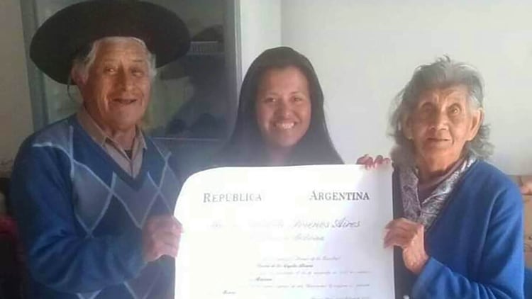 Con sus abuelos salteños, orgullosos con el diploma de médica de su nieta