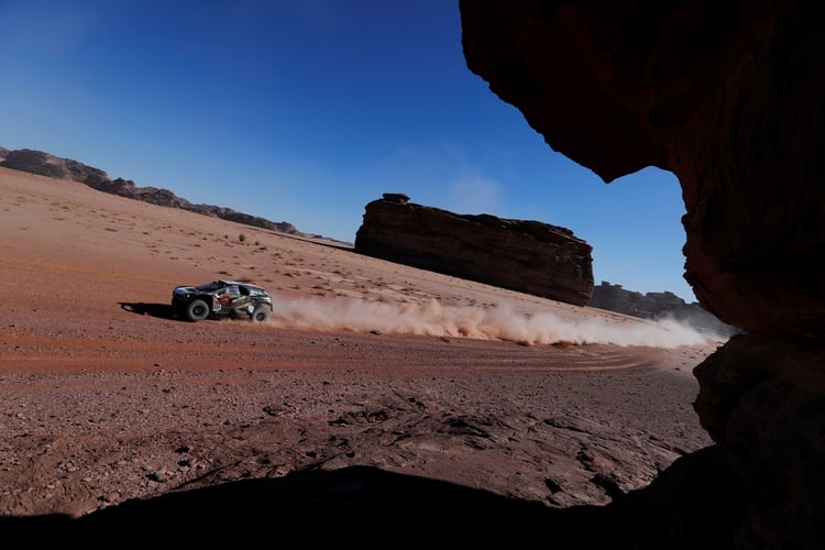 Khalid Al Qassimi y Xavier Panseri corriendo durante la etapa 3 antes de su aparatoso accidente (REUTERS)