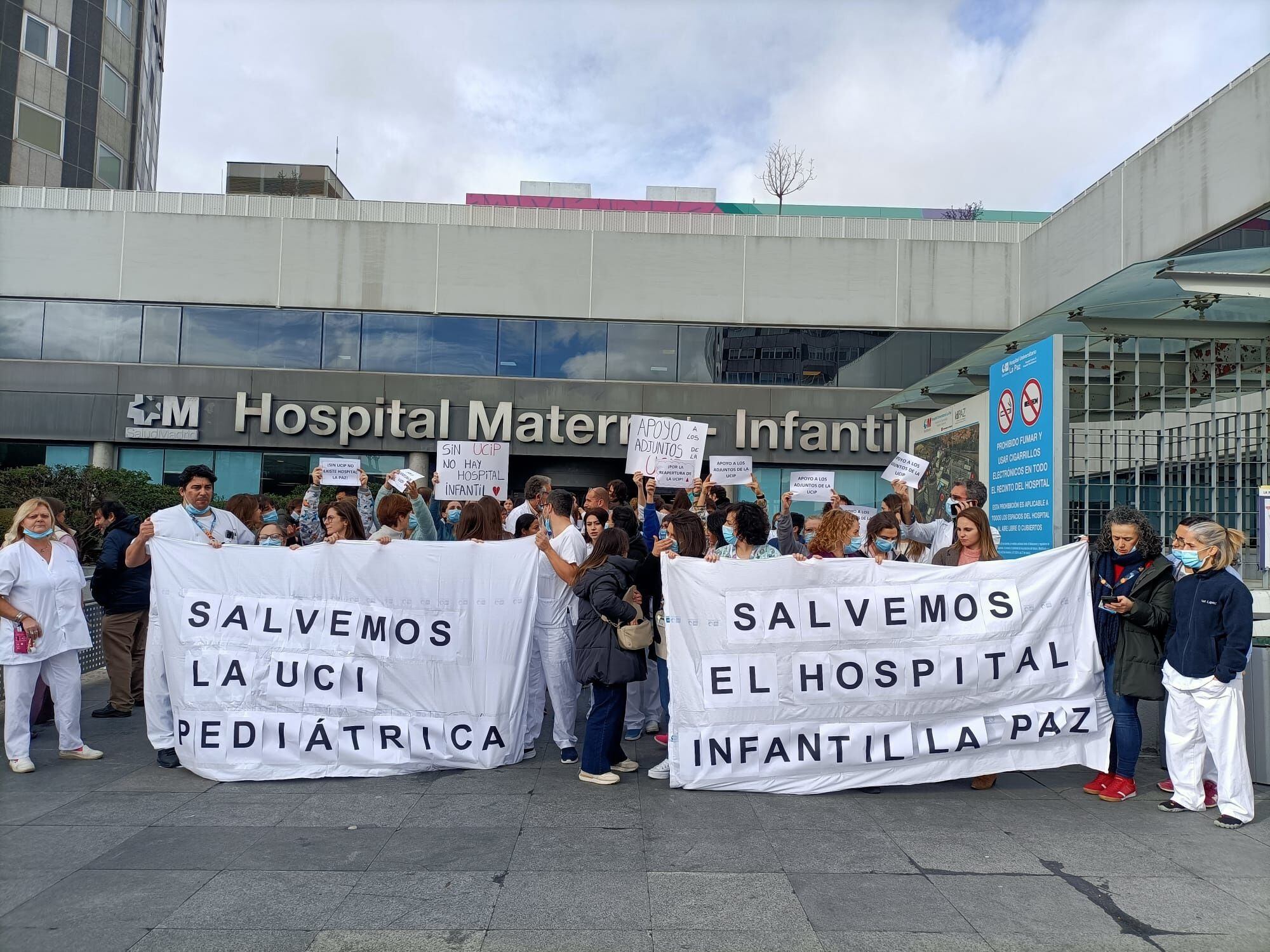Trabajadores del Hospital La Paz protestan en la entrada. (EUROPA PRESS)