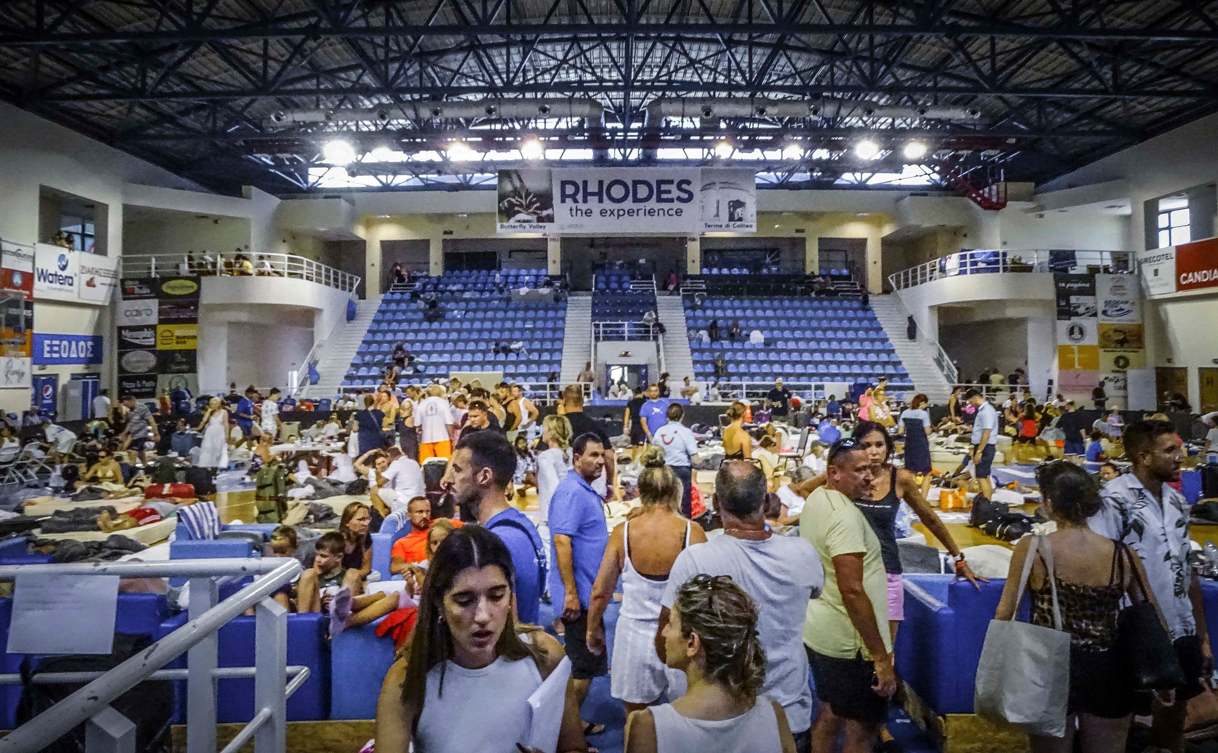 Las últimas evacuaciones se ordenaron en el sur de Rodas después de que 19.000 personas, en su mayoría turistas. (Argyris Mantikos/Eurokinissi via AP)