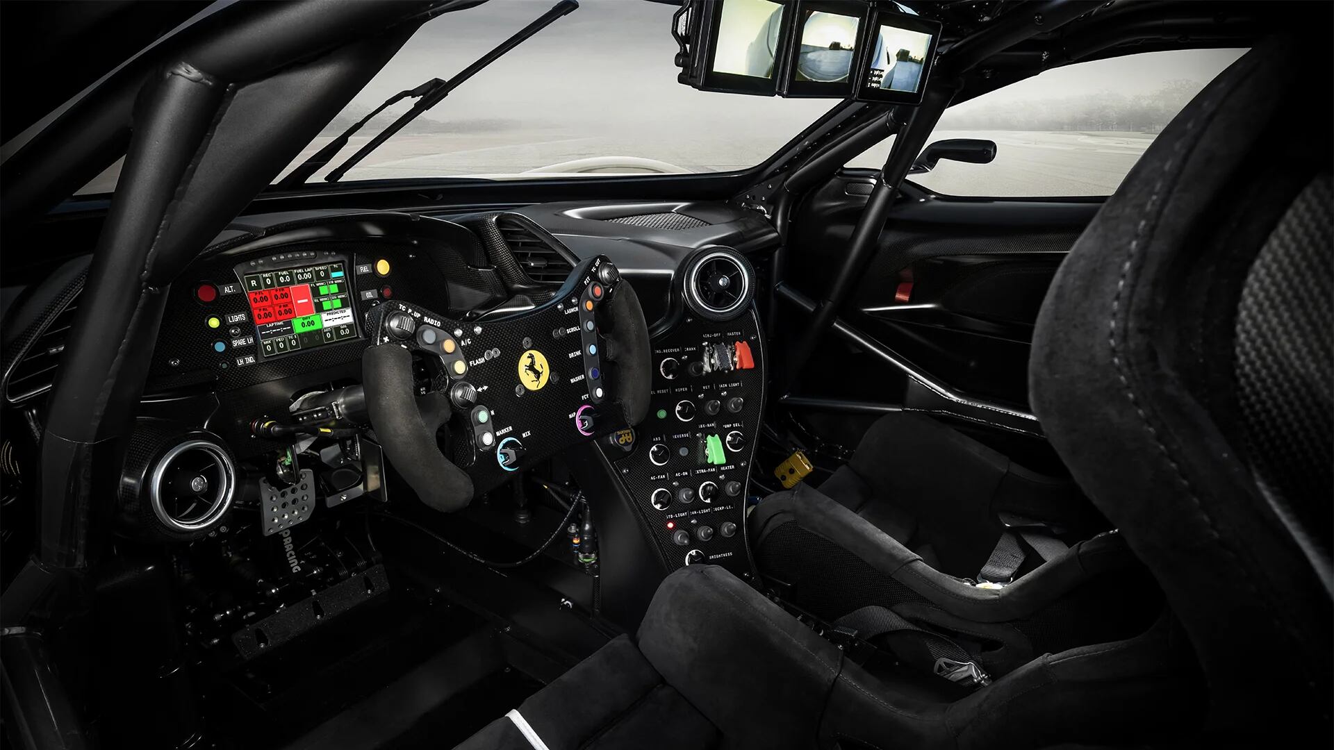 El interior es el de un auto de carreras, pero con elementos especiales como el espejo retrovisor que muestra la vista de tres cámaras por separado