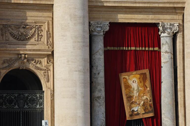  El cardenal italiano Giovanni Battista Re, decano del Colegio de Cardenales, celebrará la misa en el altar. Francisco d 