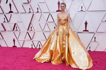 Por Valentino y joyas de Cartier. Carey Mulligan eligió un conjunto de dos piezas de top y falda XL de paillettes dorados que impactó en la alfombra roja de los Oscars 