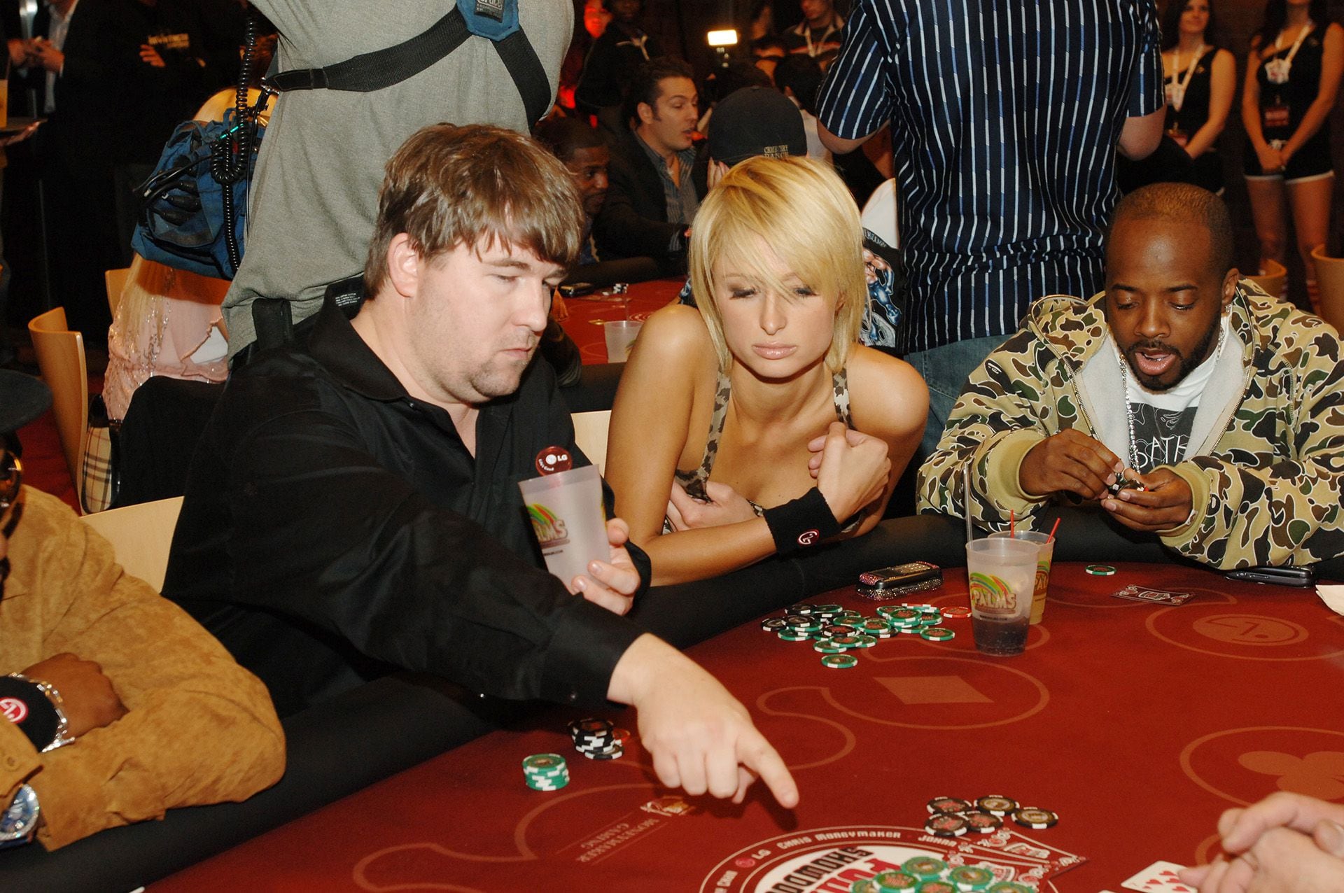 Chris Moneymaker en una partida de exhibición con Paris Hilton (Photo by Denise Truscello/WireImage for LG Electronics Mobile Comm)