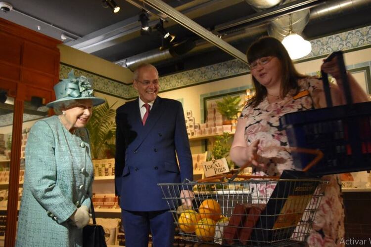 La monarca vio la comparación entre una canasta de compras actual, con una del año en que fue coronada en 1953. (Foto: Twitter RoyalFamily)