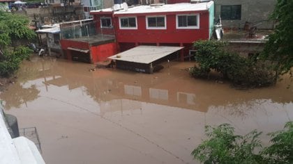 Funcionarios evalúan daños en los municipios de Cihuatlán y La Huerta (Foto: Twitter Protección Civil de Jalisco)