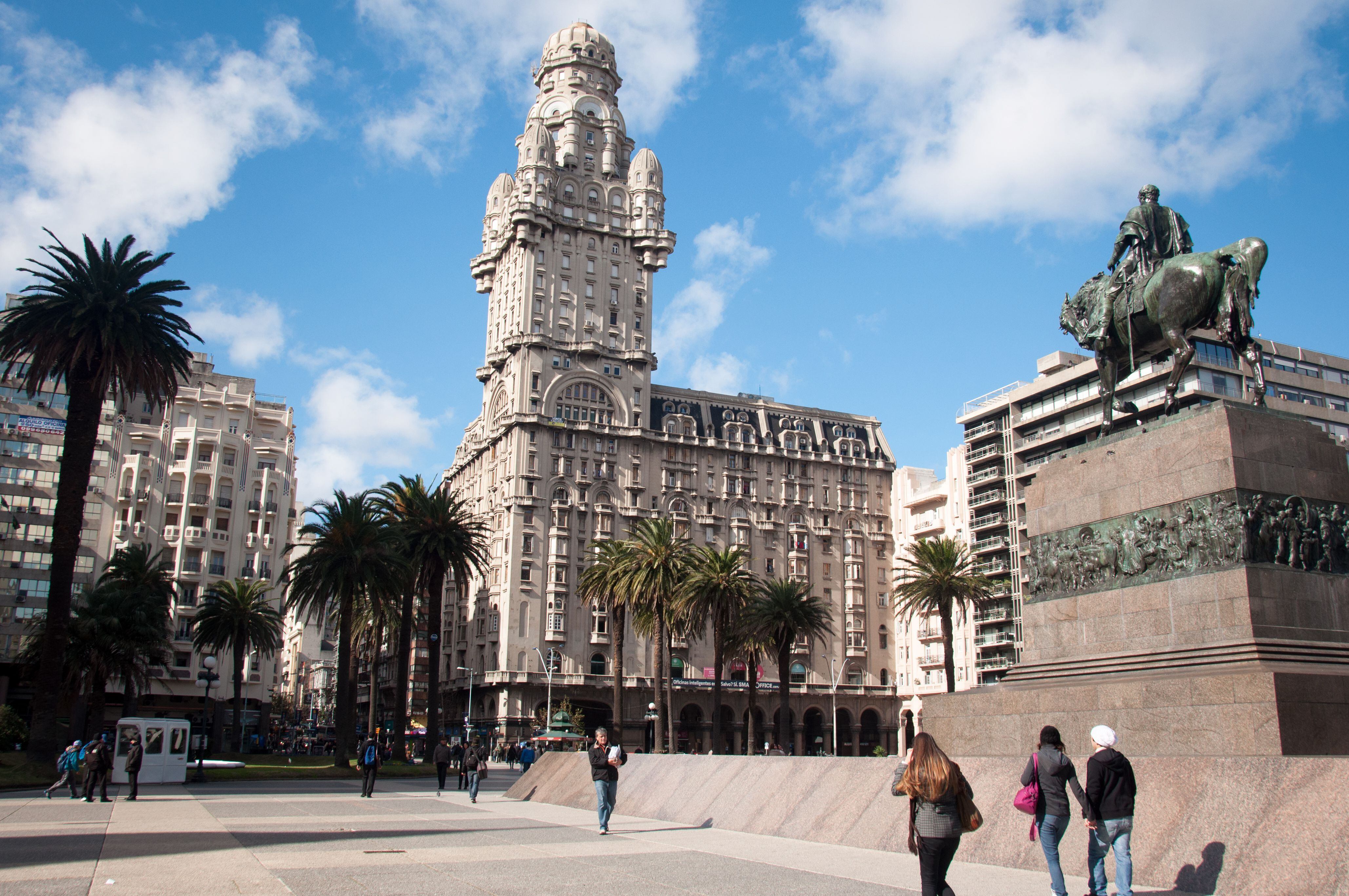 Montevideo es la capital de Uruguay. El centro de la ciudad es la plaza de la Independencia