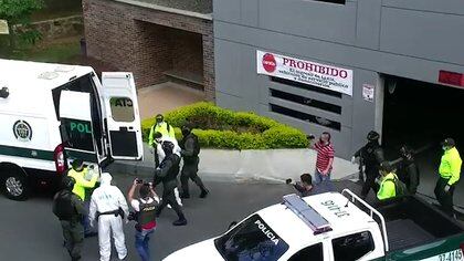 Policías trasladando a alias Albert, presunto líder de Los Pachelly, con un traje de bioseguridad al ser un posible contagiado de Covid-19.