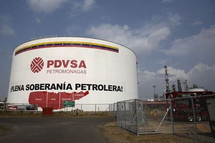 Se ve un tanque de petróleo en el complejo industrial José Antonio Anzoátegui de PDVSA, en Anzoátegui, Venezuela. 15 de abril de 2015 (REUTERS/Carlos García Rawlins/Archivo)