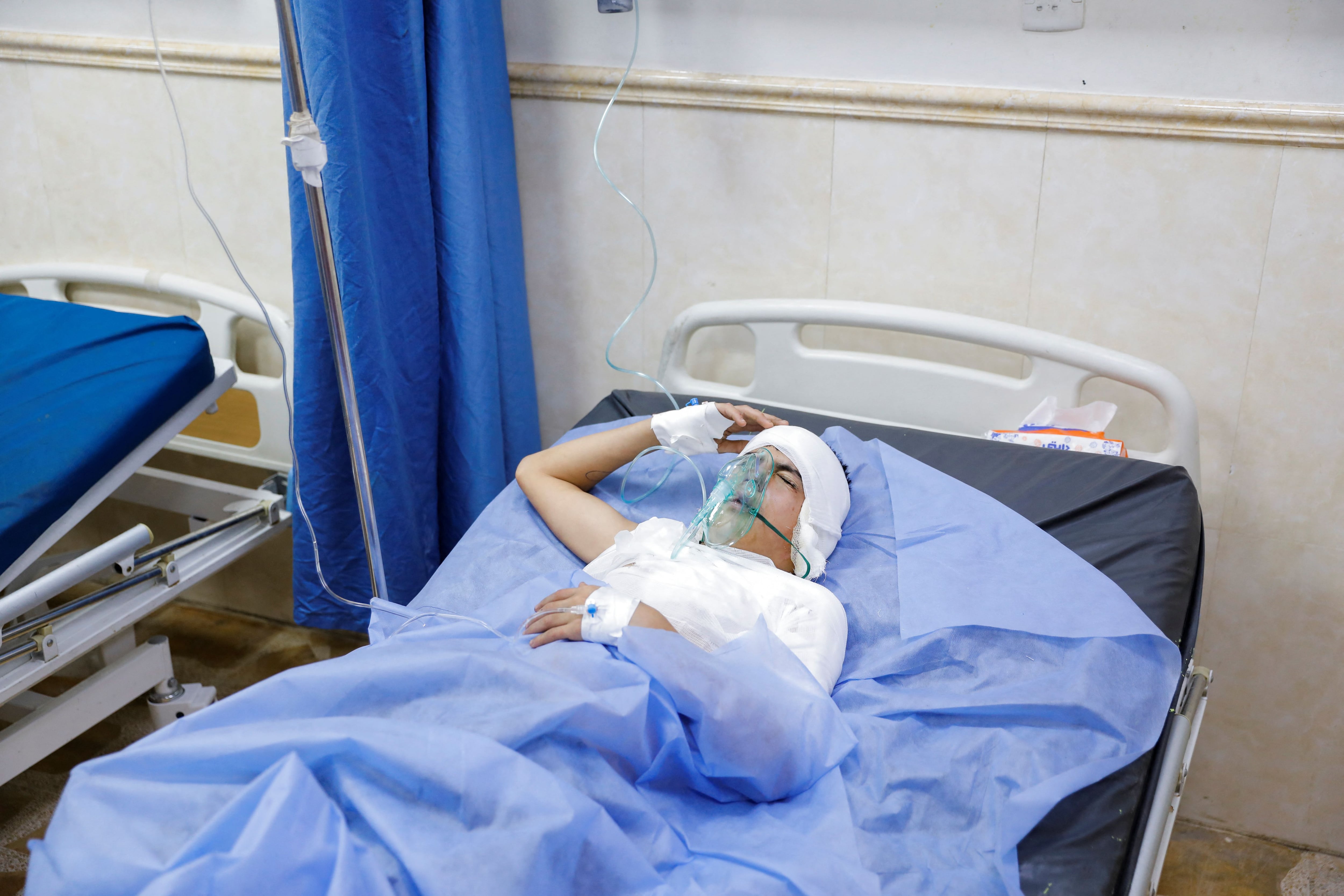 Una víctima del incendio yace en un hospital tras un incendio mortal en la celebración de una boda en el distrito de Hamdaniya, en la provincia iraquí de Nínive, Irak, 27 de septiembre de 2023. REUTERS/Abdullah Rashid