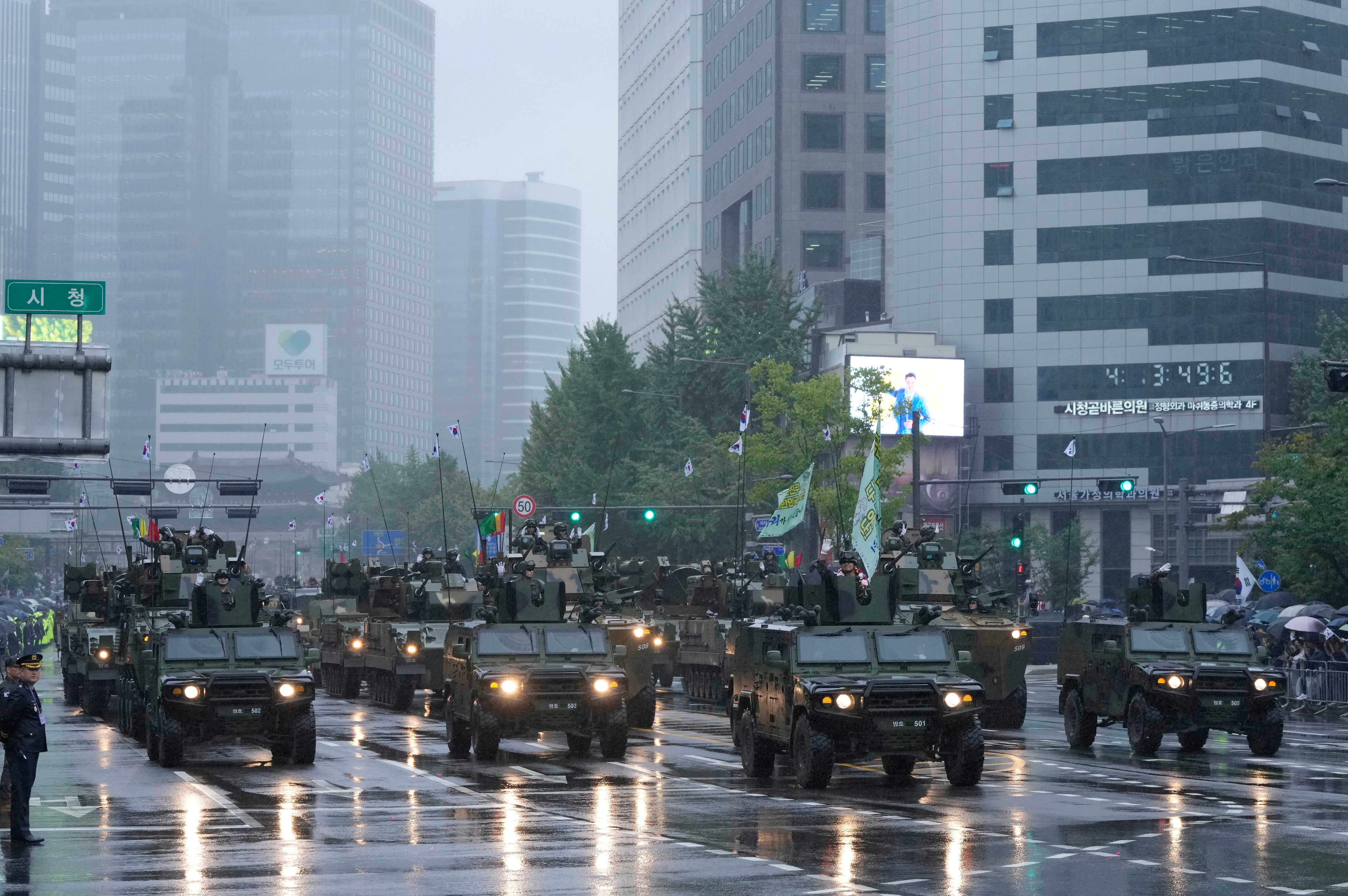 Los vehículos blindados también desfilaron (AP Photo/Ahn Young-joon)