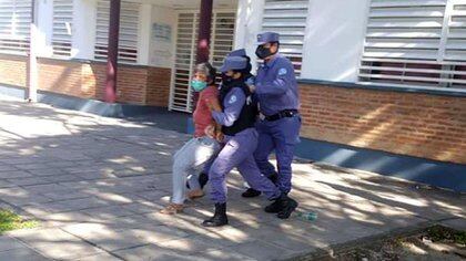 Foto de archivo: Gabriela Neme, una de las primeras denunciantes de los abusos en Formosa, es trasladada por la Policía