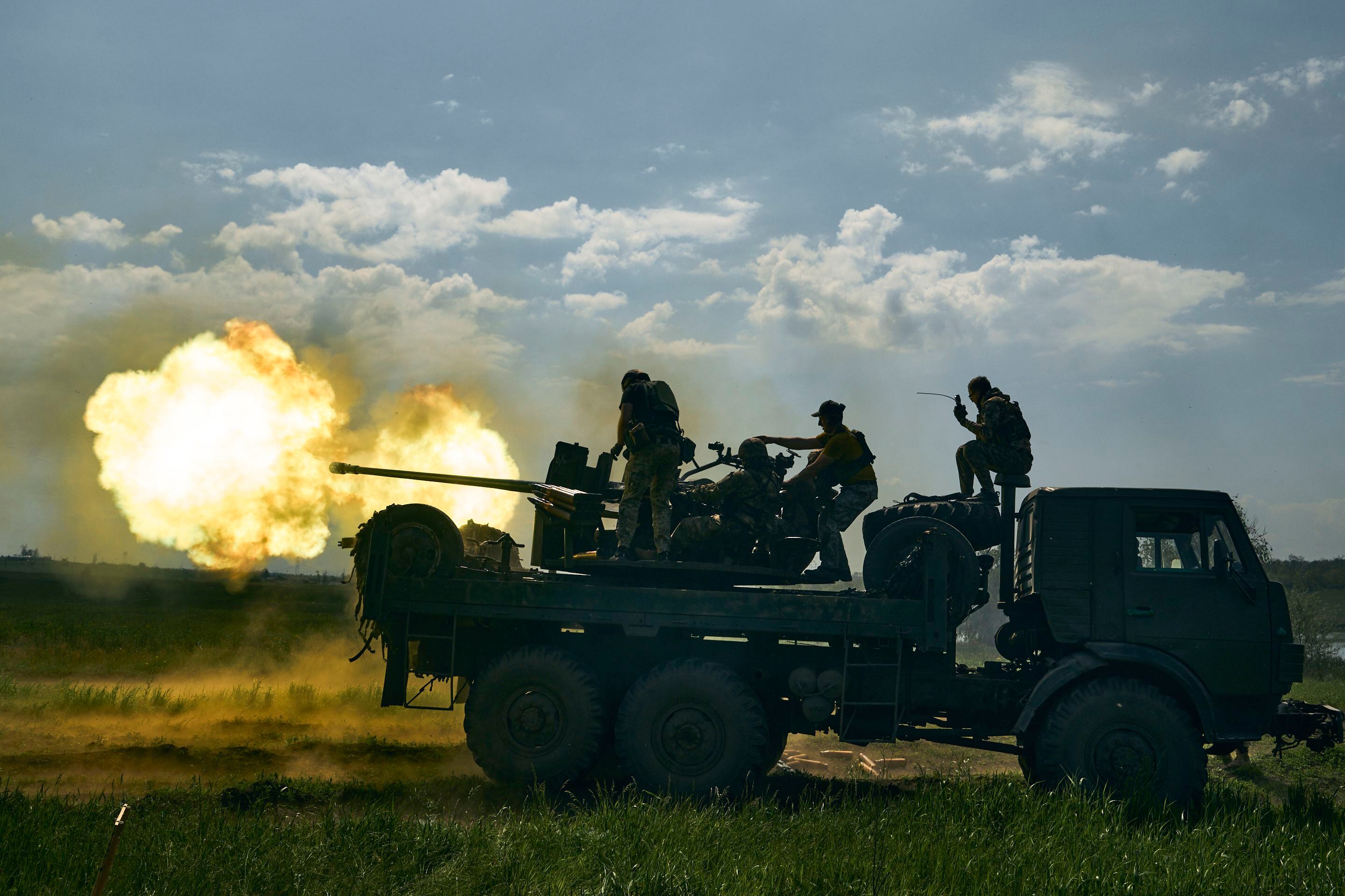 Soldados ucranianos disparan un cañón cerca de Bájmut, una ciudad oriental ucraniana donde se han producido duros combates contra fuerzas rusas, en la región de Donestk, Ucrania, el lunes 15 de mayo de 2023. (AP Foto/Libkos)