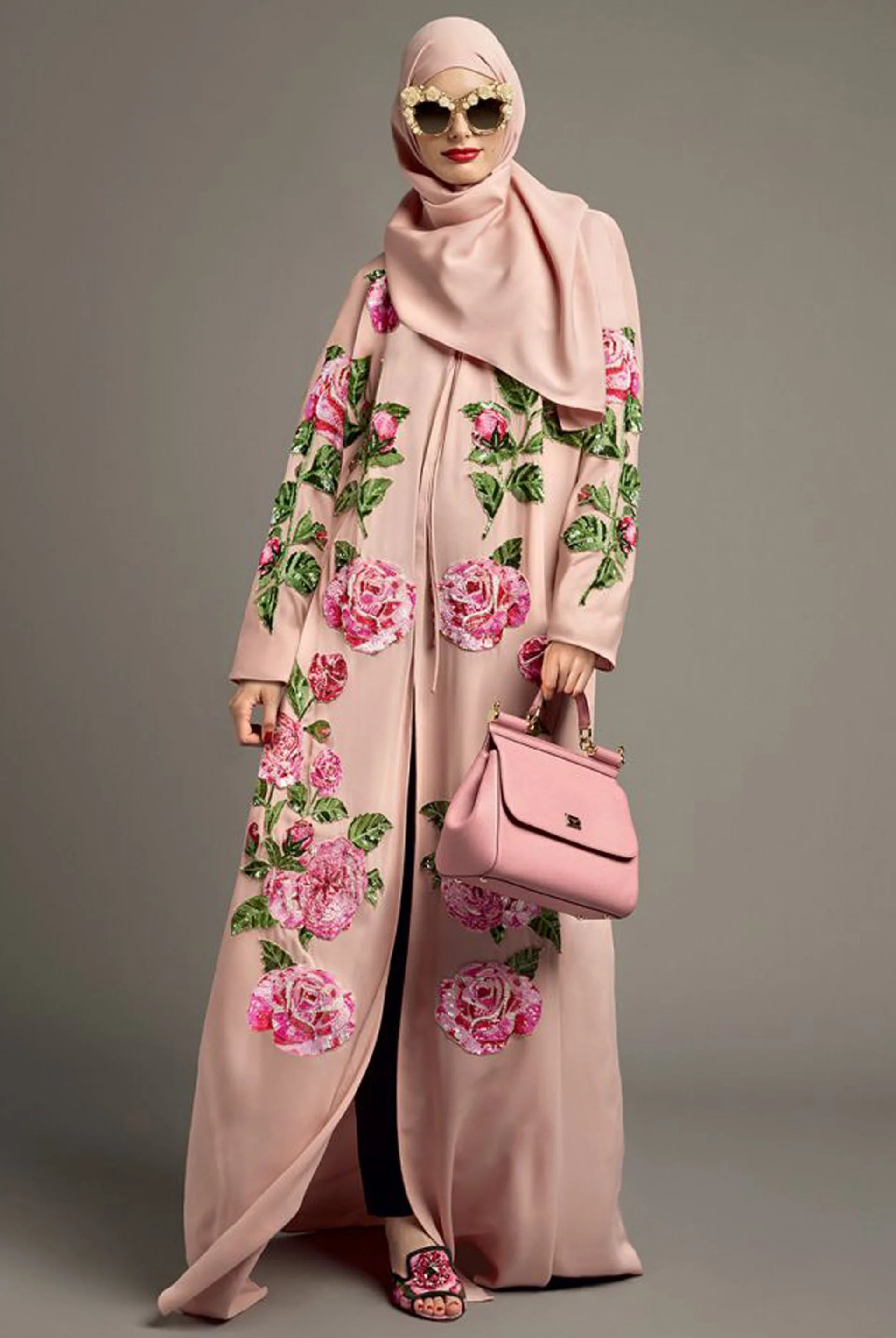 La abaya en rosado con bordado de rosas con la clásica cartera de la marca el modelo ‘Sicily’ (Vogue Arabia)