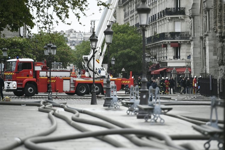 Bombero trabajando en la mañana del martes en París. (Photo by STEPHANE DE SAKUTIN / AFP)
